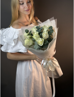 Букет из 7 белых  роз с эвкалиптом
