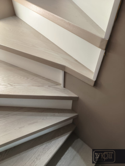 Л-1/3. Ступени, поручень- массив ясеня, подступёнок - мдф под эмалью