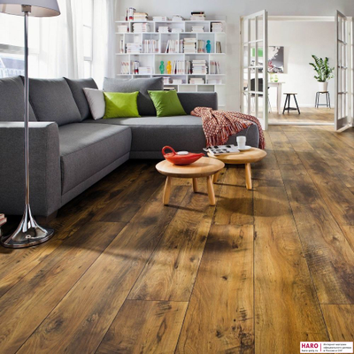 Декор ламината Haro Tritty 100 Gran Via Дуб Альтхольц 526712 в интерьере гостиной