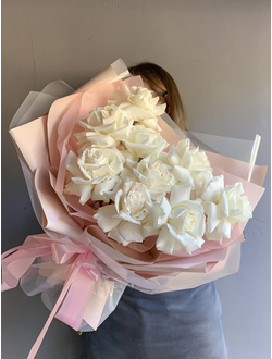 9 белых эквадорских роз в матовом фирменном оформлении