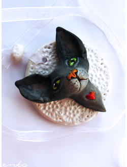 Чёрный кот Эдгар. Авторский кулон-кошка (кулон с котом) из полимерной глины