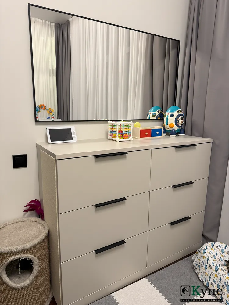 025 Комод в детской комнате и зеркало в алюминиевой черной раме. ЛДСП Egger U750 ST9 Ярко-Серый 

