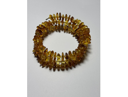 Браслет на пружине тройной из обработанного янтаря