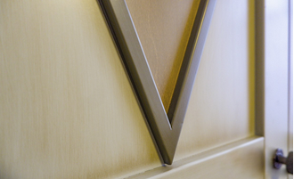 Шкаф для одежды трехстворчатый с декором ромбы.