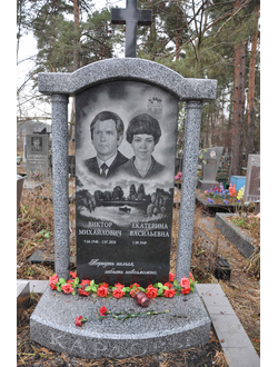 На фото двойной памятник на могилу в форме маленькой часовни в СПб