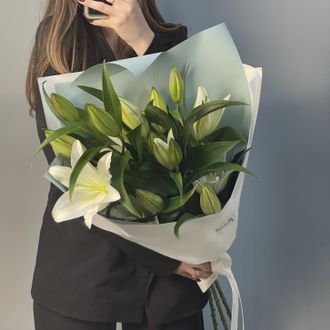 Букет 3 белых лилии в упаковке