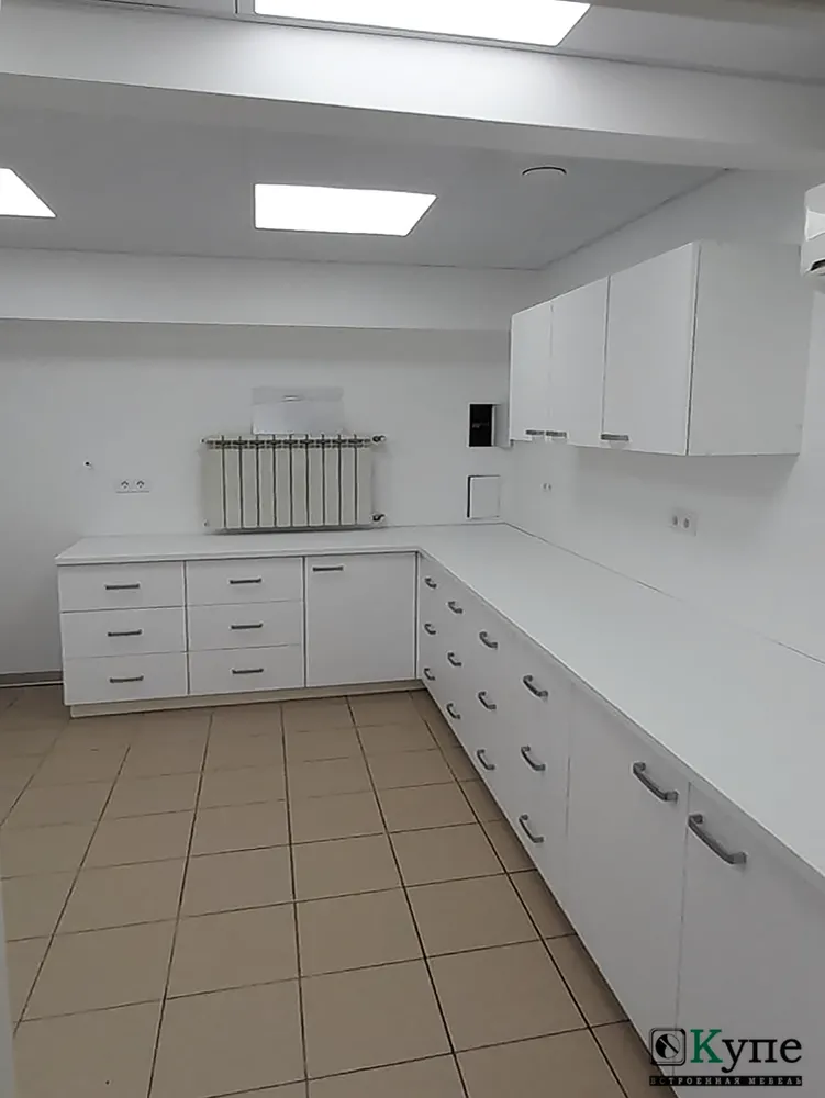 014 Мебель для медицинского кабинета
Фасады МДФ AGT 734 суперматовый белый.
Корпус ДСП Egger W1000 ST9 Белый Премиум 