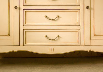 Двухстворчатый комод с 4 выдвижными ящиками.