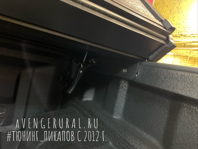 Передние крепления жёсткой 3-секционной крышки кузова и кронштейн дуги K2 на пикапе JAC T6