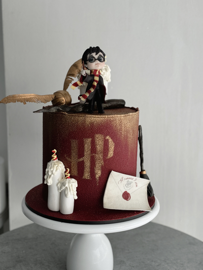 Торт Гарри Поттер со свечами и фигуркой