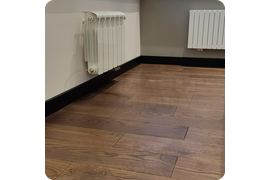 Практичный выбор: установка гибкого плинтуса Dollken Cubu Flex Life 100 черного цвета - идеальное решение для помещений с неровными стенами и нестандартной планировкой.