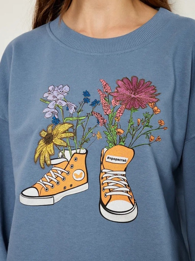 ЖЕНСКИЙ СВИТШОТ ГОЛУБОЙ "ЦВЕТОЧНЫЕ КЕДЫ"