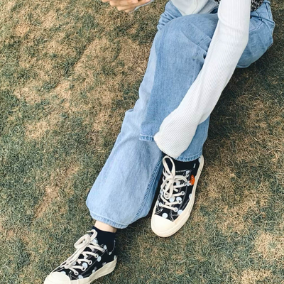 Носить с джинсами Кеды Converse Comme des Garсons черные низкие в горошек с сердечком 157248C