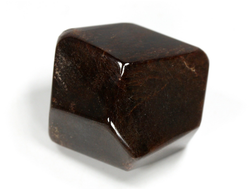 Гранат Альмандин, кристалл полированный, Россия, Кольский п-ов, Тахлинтуайв гора (34*34*29 мм, 70 г) №29830