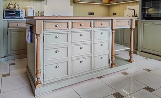 Остров на кухню с дубовой столешницей и 11 ящиками.