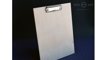 7086 Клипборд с возможностью нанесения надписи/логотипа с помощью гравировки, шелкографии, тиснения.
Стоимость клипборда зависит от тиража. 
Материал: березовая фанера (можно изменять)
Размеры: 23 х 31 х 0,4 см (можно изменять)