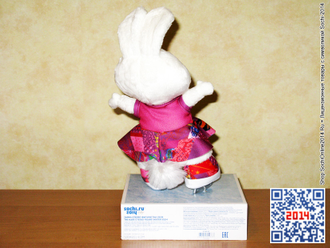 Зайка-фигуристка на коньках и в костюме высотой 25 см (очень редкая)