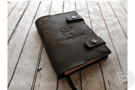 кожаный ежедневник в мягкой обложке с тиснением логотипа