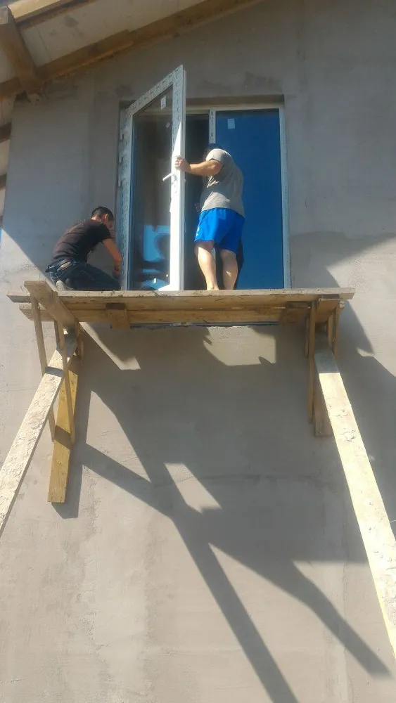 Монтаж входной двери с открыванием наружу, профиль Рехау Сиб Дизайн 70 мм, на усиленных петлях.