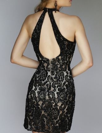 ФОТО  Черное кружевное короткое платье с открытой спиной и американской проймой на контрастной подкл