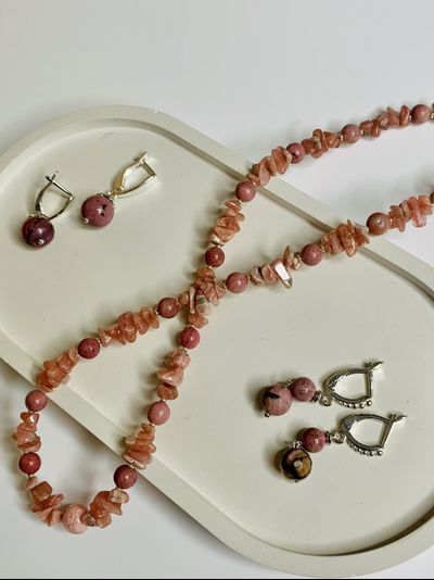 Бусы родонит, разные виды