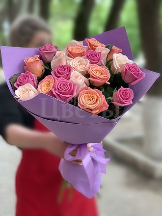 Букет "21 роза" из розовых, белых и коралловых роз