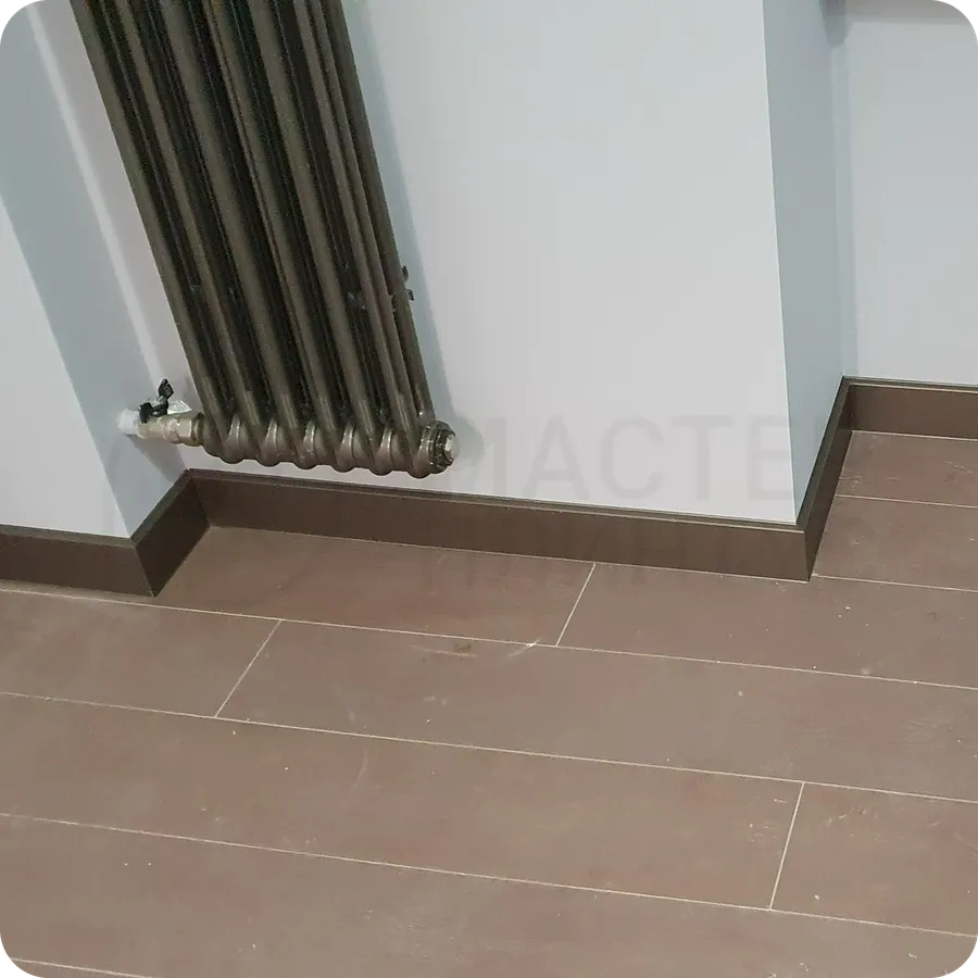 Металлический акцент: установка бронзового плинтуса создает выразительный металлический акцент, подчеркивающий статусность помещения.