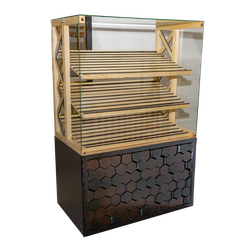 Витрина с каркасом из дерева и ЛДСП для кондитерской