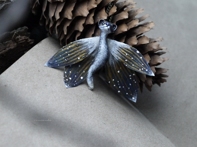 Миниатюрный кулон с бабочкой Ледяной Лисички