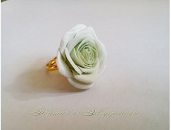 Кольцо с зеленой розой.