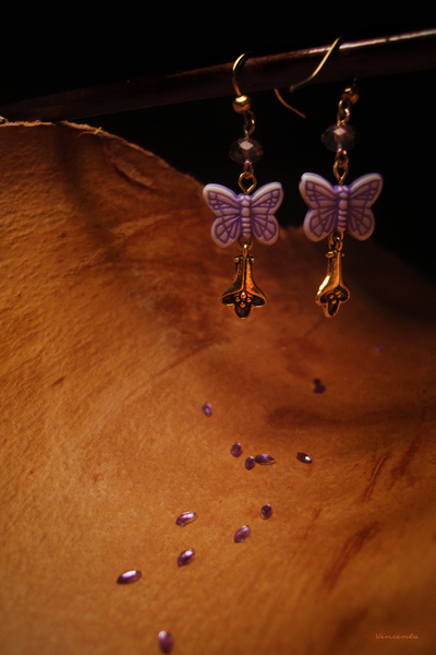 Благотворительность. Серьги-бабочки "Легенда Лилии" с хрустальными бусинами