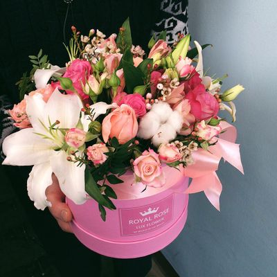 Белые лилии с розами и экзотикой в коробке