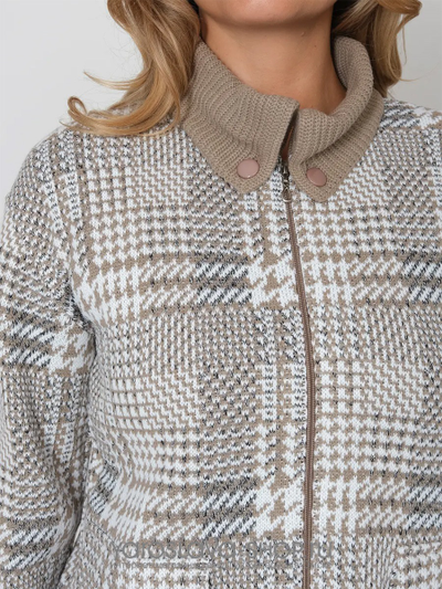 Женский жакет на молнии в бежевом цвете