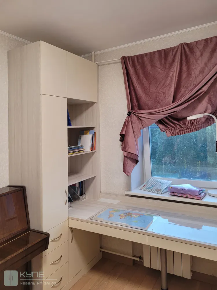 043 Рабочая зона в детской комнате. Фасады: МДФ AGT 730 Суперматовый крем. Корпус: ЛДСП Egger H1223 ST19 Ясень Севилья