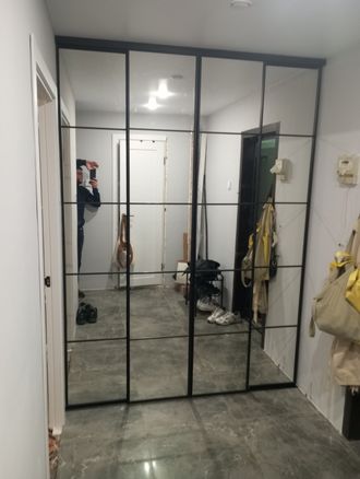зеркальные двери в гардероб в узком черном профиле