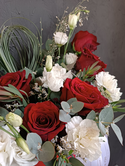 Композиция в шляпной коробке