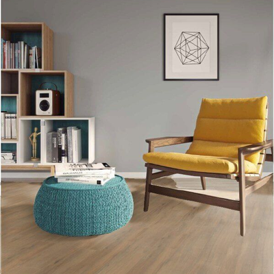 Ламинат Wineo Дуб Дикий Темно-Коричневый LA187MV4 в интерьере комнаты