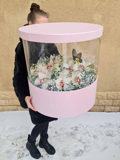 Букет орхидей с бабочкой №83