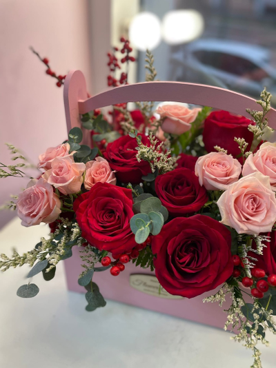 Композиция из красных и розовых роз в ящике для Мамы