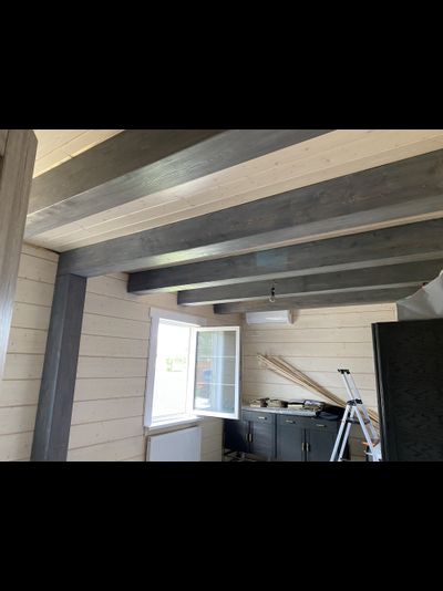 фальш-балка из тонированной сосны с брашированием