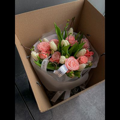 Букет «SPRING PEONY ROSE» из пион-ых роз и тюльпанов