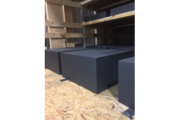 Готовые окрашенные блоки перед упаковкой.