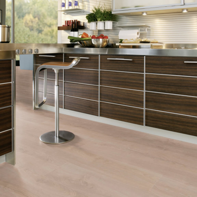 Ламинат Wineo Дуб Финляндия Бежевый LA225XXLV4 в интерьере кухни