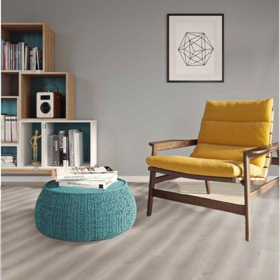 Ламинат Wineo Дуб Премиум Серый LA168MV4 в интерьере комнаты