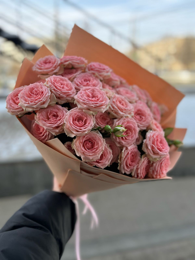 Классический букет из 9 розовых кустовых роз