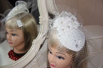 Свадебное украшения на голову шляпка вуалетка цвет айвори кремовый украшена цветами стразами серебро