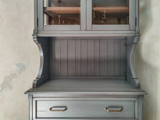 Буфет узкий с верхней надстройкой и 5 ящиками.