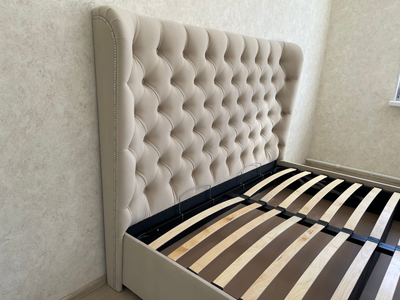 ДИЗАЙНЕРСКАЯ ОДНОСПАЛЬНАЯ, ДВУСПАЛЬНАЯ КРОВАТЬ ТЕДДИ, ФАНЕРНАЯ В ТКАНИ С УШАМИ, СТРАЗАМИ, С ПОДЪЕМНЫМ МЕХАНИЗМОМ И БЕЛЬЕВЫМ ЯЩИКОМ