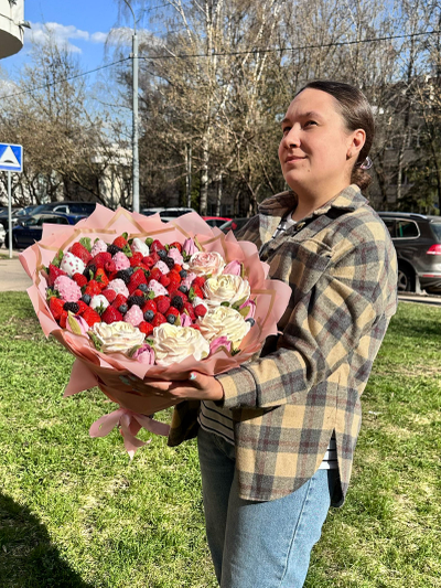 Ягодный букет с зефирными цветами