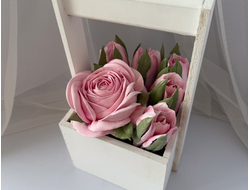 Деревянный бокс с зефирными розами